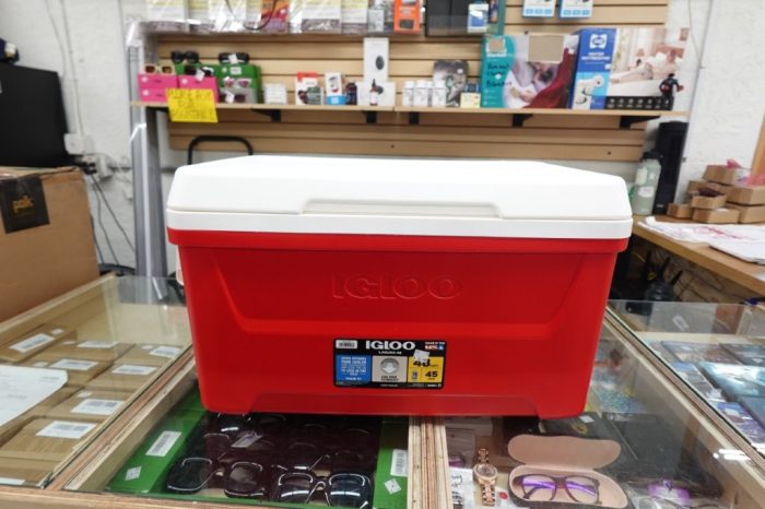 Igloo 48 Quart Laguna Ice Chest Cooler in Red - 25.71 x 14.12 x 14.25 Inches - Image 2