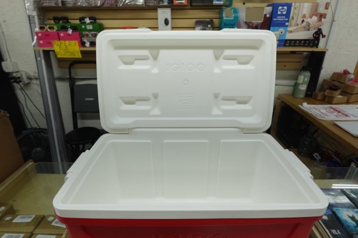 Igloo 48 Quart Laguna Ice Chest Cooler in Red - 25.71 x 14.12 x 14.25 Inches - Image 3