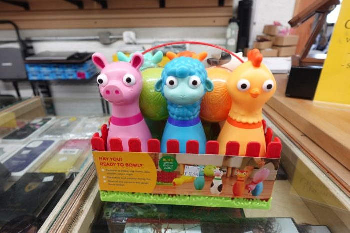 Battat Barnyard Bowling Set with 6 Farm Animal Pins 2 Balls Kid / Toddler Toys - Image 4