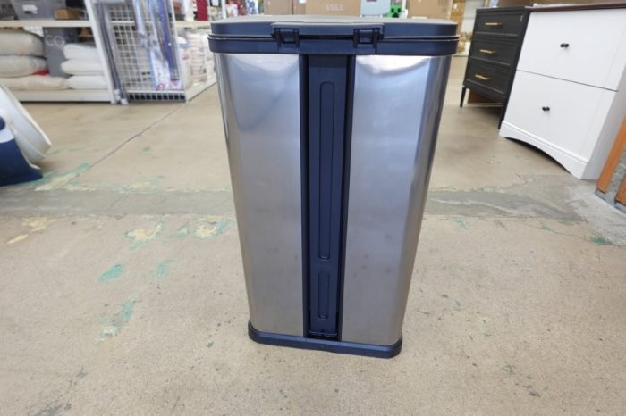 Mainstays 13.2 Gallon Rectangular Kitchen Plastic Step-on Trash Can in Silver - Image 4