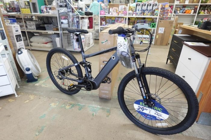 29" Hyper Bicycles E-Ride 36V Electric Mountain Bike 250W E-Bike in Grey - Image 2