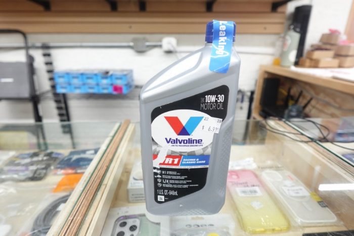 Valvoline VR1 Racing and Classic Cars10W-30 Motor Oil 1 QT - 946 mL - Image 2