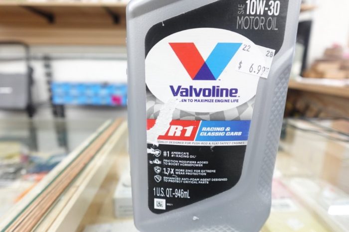 Valvoline VR1 Racing and Classic Cars10W-30 Motor Oil 1 QT - 946 mL - Image 3