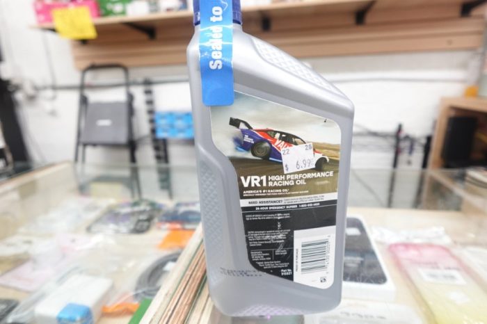 Valvoline VR1 Racing and Classic Cars10W-30 Motor Oil 1 QT - 946 mL - Image 4