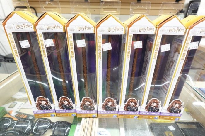 Wizarding World Harry Potter 12-inch Spellbinding Hermione Granger Wand - Image 2