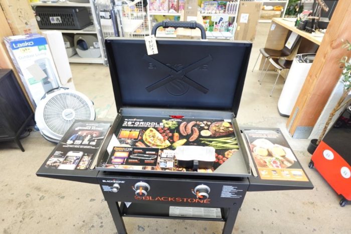 Blackstone 2-Burner 28” Propane Griddle with Hood and Omnivore Griddle Plate - Image 4