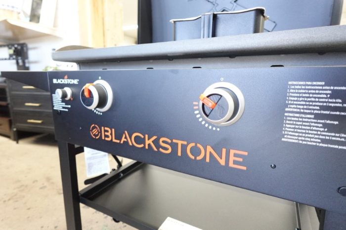 Blackstone 2-Burner 28” Propane Griddle with Hood and Omnivore Griddle Plate - Image 6