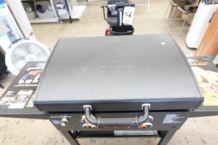 Blackstone 2-Burner 28” Propane Griddle with Hood and Omnivore Griddle Plate - Image 3