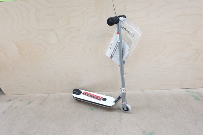 Razor Electric Scooter Colorful Light-Up Deck up to 7.5 mph for Child Ages 6+ - Image 2