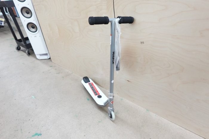 Razor Electric Scooter Colorful Light-Up Deck up to 7.5 mph for Child Ages 6+ - Image 3