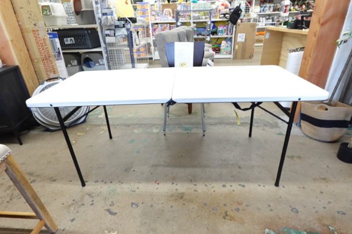 Mainstays 6 Foot Bi-Fold Outdoor Party Plastic Folding Banquet Table - White - Image 2