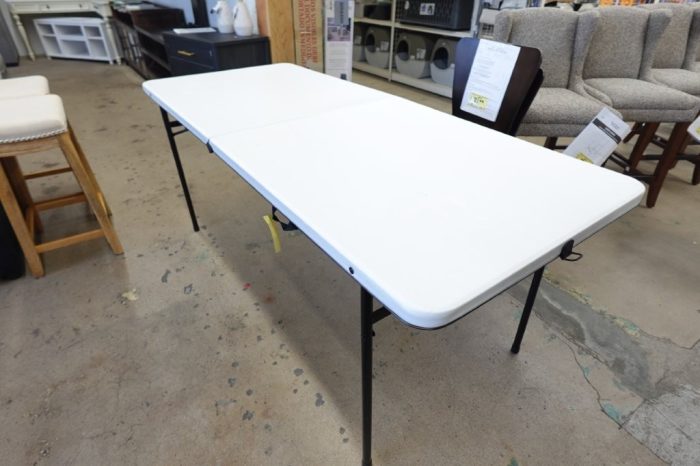Mainstays 6 Foot Bi-Fold Outdoor Party Plastic Folding Banquet Table - White - Image 3
