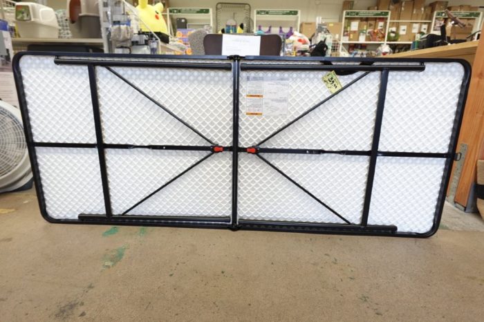 Mainstays 6 Foot Bi-Fold Outdoor Party Plastic Folding Banquet Table - White - Image 4