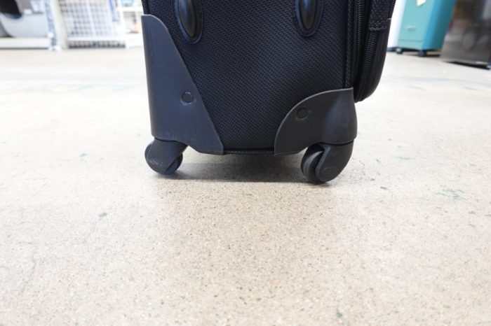 SwissGear Sion Softside Expandable Luggage Suitcase Carry-On 21 Inch - Black - Image 7