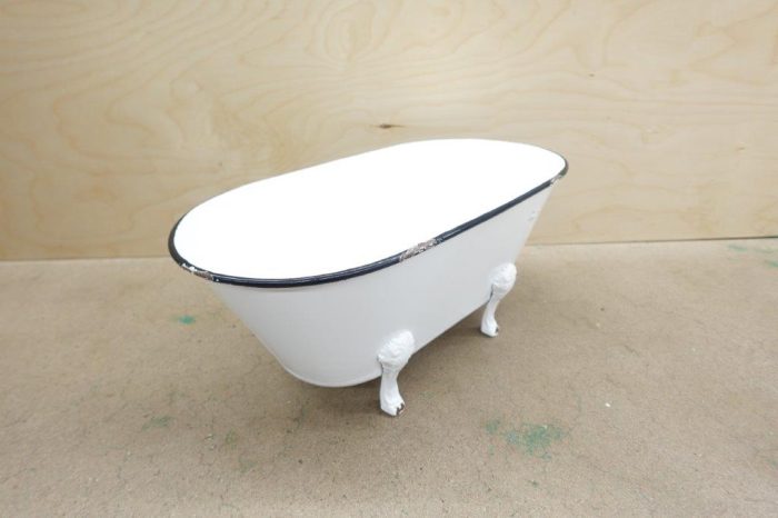 Deco 79 Metal Indoor Outdoor Bathtub Planter Pot 20" x 11" x 9" in White - Image 2