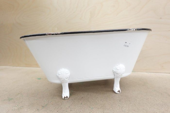 Deco 79 Metal Indoor Outdoor Bathtub Planter Pot 20" x 11" x 9" in White - Image 3