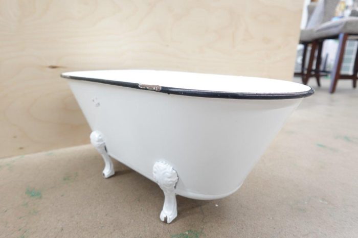 Deco 79 Metal Indoor Outdoor Bathtub Planter Pot 20" x 11" x 9" in White - Image 4