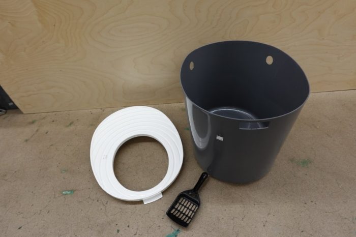 Large Top Entry Cat Litter Box with Litter Catching Lid and Scoop in Gray - Image 4