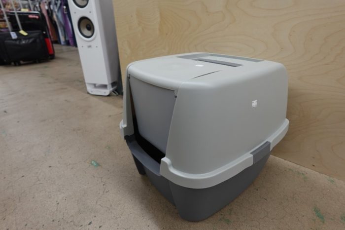 Covered Cat Litter Box with Front Door Flap and Scoop in Dark Gray - Image 3