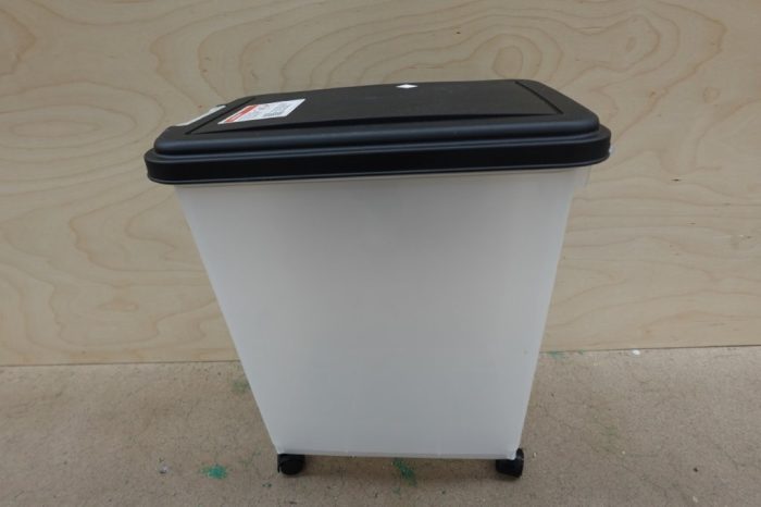 IRIS USA Airtight Pet Food Storage Container with Wheels - Black 30 lb & 33 qts - Image 4