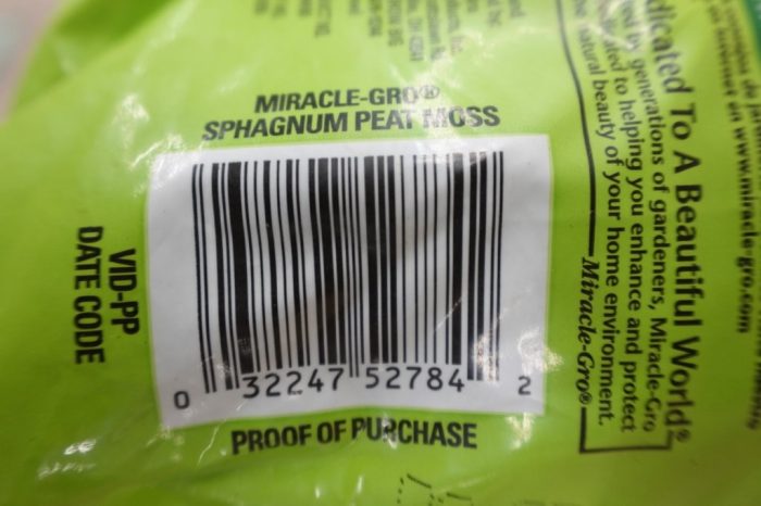 Miracle-Gro 8 qt. Sphagnum Peat Moss Enriched with Plant Food - Image 2