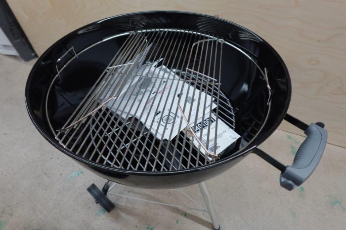 Weber Original Kettle Premium Charcoal Grill 22-Inch - Black - Image 5