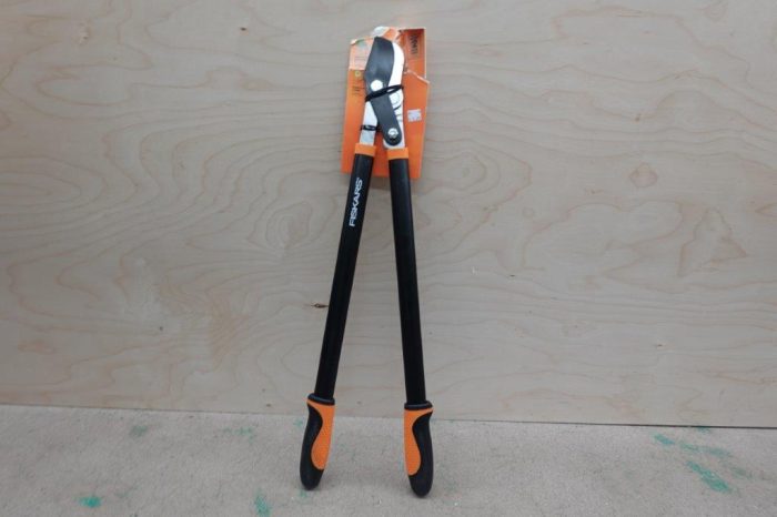 Fiskars 28-Inch Power-Lever Garden Bypass Lopper and Tree Trimmer - Image 2