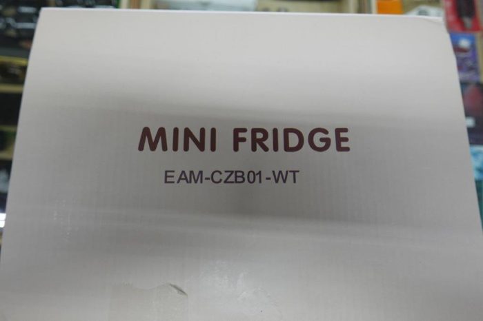 Sweetcrispy Small 4L/6 Can Portable Mini Fridge cooler - White - Image 5