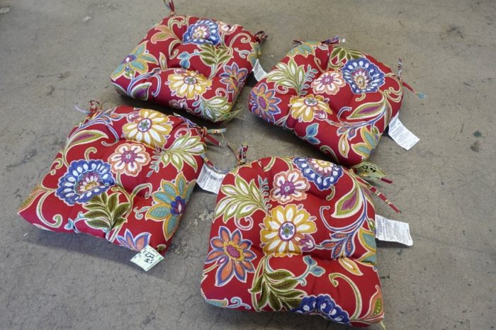 Outdoor 3.5'' Seat Cushion - Red Floral - Image 5