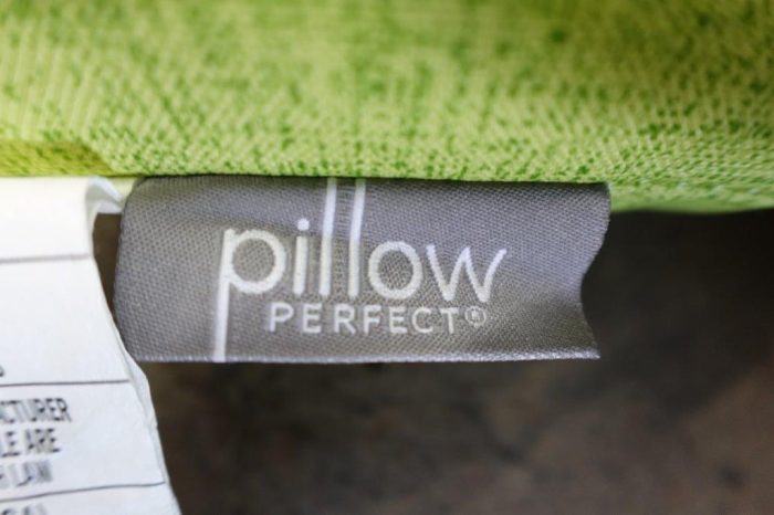 Pillow Perfect Pompeii Solid Indoor/Outdoor Wicker Patio Seat Cushion Reversible - Green - Image 3