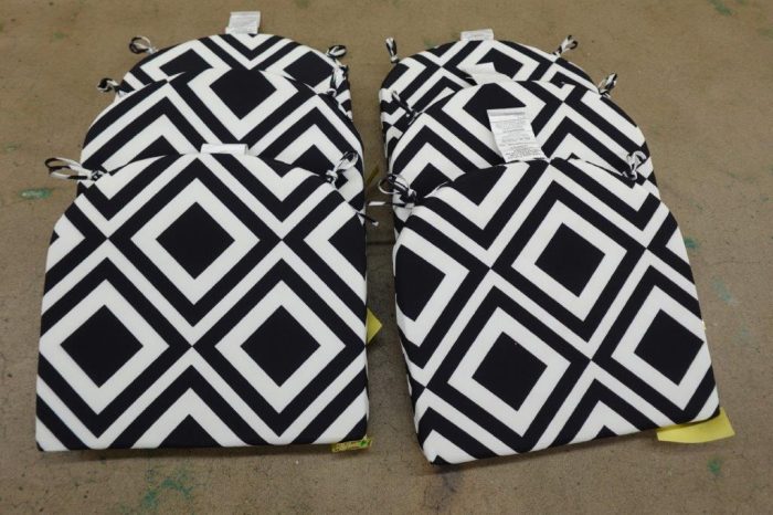 HARBOREST Outdoor Chair Cushions 17"x16"x2" - Black/White Diamond - Image 5