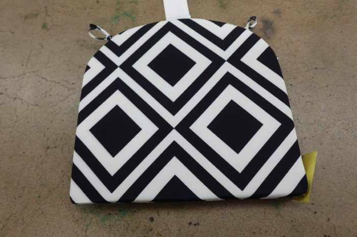 HARBOREST Outdoor Chair Cushions 17"x16"x2" - Black/White Diamond - Image 2