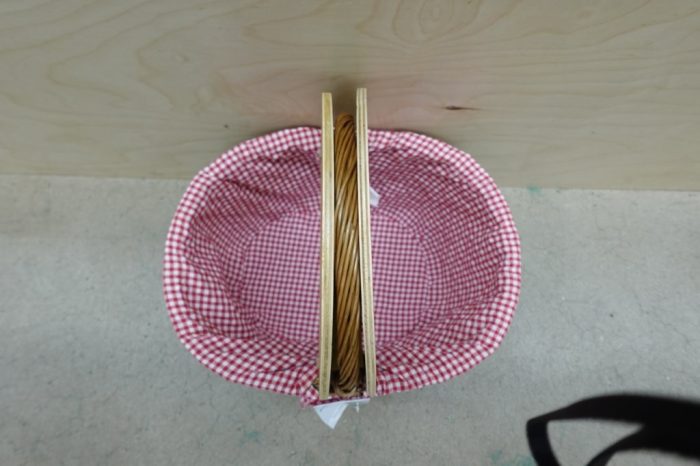 PICNIC TIME - Country Vintage Wicker Picnic Basket with Lid - Red & White Gingham pattern - Image 5