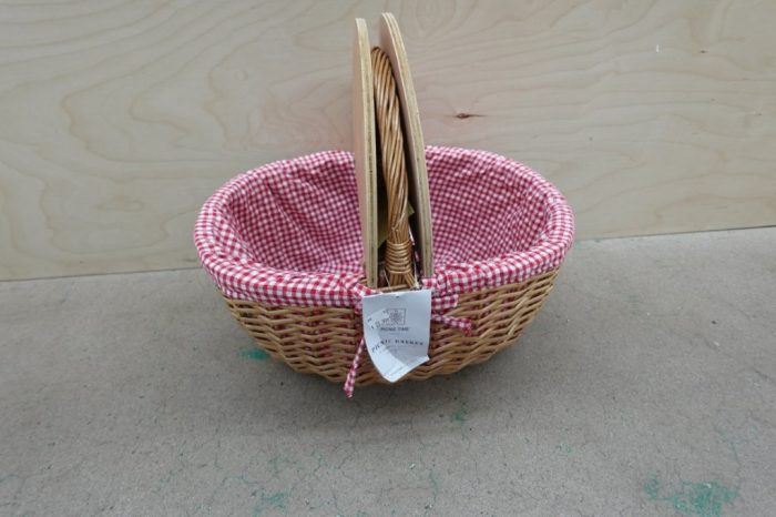 PICNIC TIME - Country Vintage Wicker Picnic Basket with Lid - Red & White Gingham pattern - Image 6