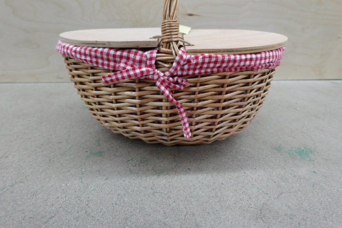 PICNIC TIME - Country Vintage Wicker Picnic Basket with Lid - Red & White Gingham pattern - Image 2