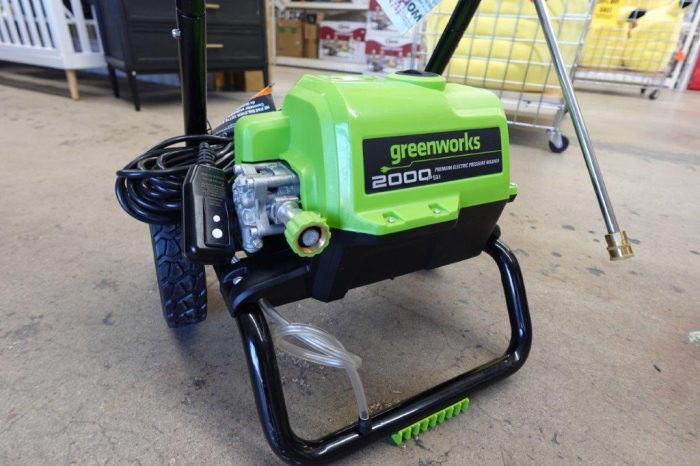 Greenworks 2000-PSI 1.1-GPM Cold Water Electric Pressure Washer with 3 Spray Tips - Image 4