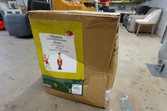 72-Inch Grinch Nutcracker Christmas Decoration - Image 3