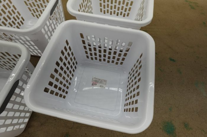 Sterilite 1.5 Bushel Square Laundry Basket (White) - Image 4