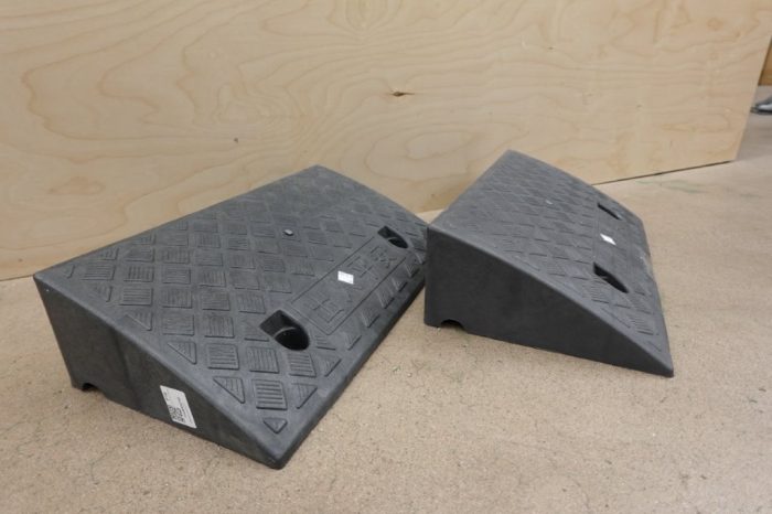 ICERUN Anti‑Slip Wheelchair Threshold Ramp (50×27×13 cm) - Image 2