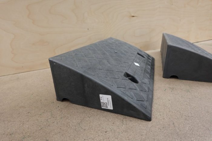 ICERUN Anti‑Slip Wheelchair Threshold Ramp (50×27×13 cm) - Image 3