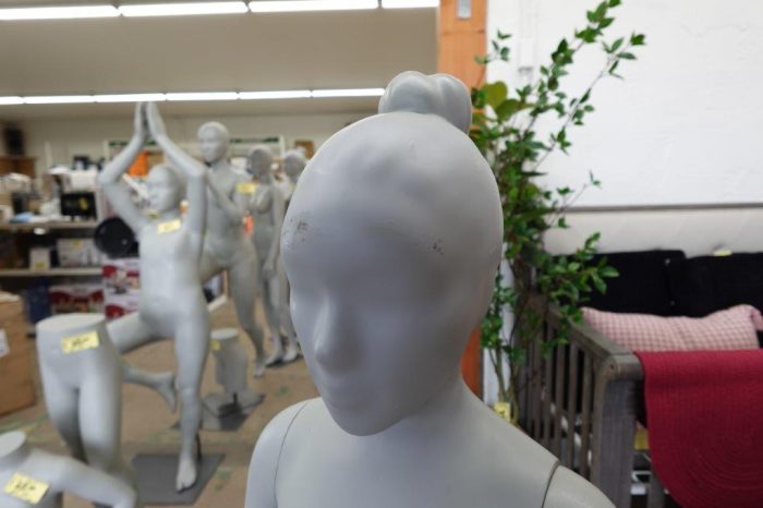 Standing Arm Up Young Adult Full Body Mannequin in Gray for Retail Display - Image 4