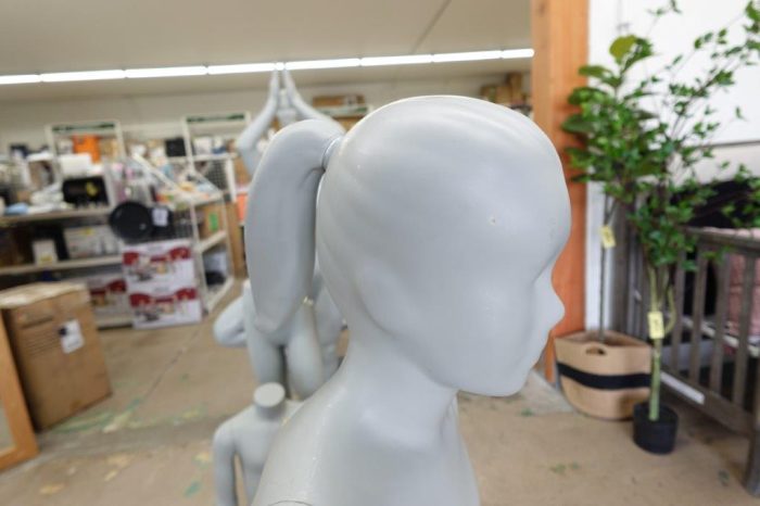 Running Pose Young Adult Full Body Mannequin in Gray for Retail Store Display - Image 3