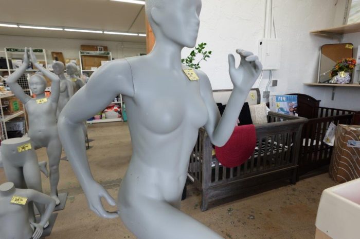 Running Pose Female Full Body Mannequin in Gray - Image 3