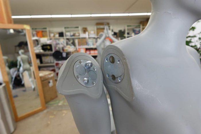 Running Pose Female Full Body Mannequin in Gray - Image 5