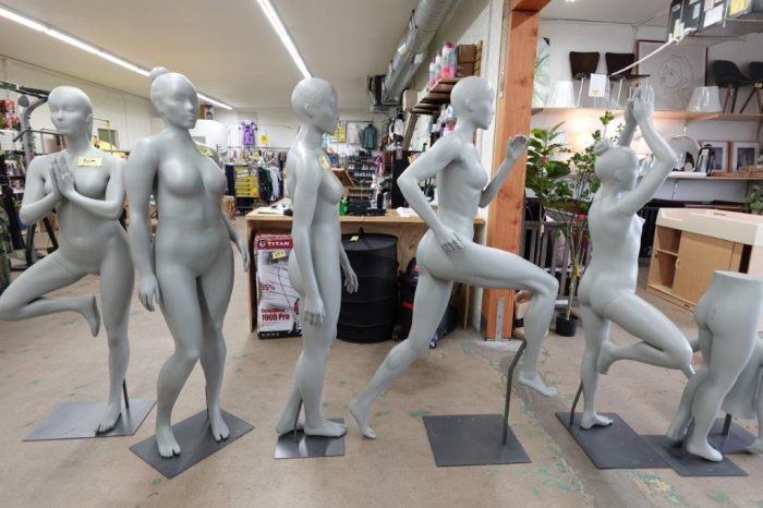 Running Pose Young Adult Full Body Mannequin in Gray for Retail Store Display - Image 6