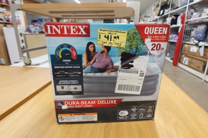 Intex 20" Dura-Beam Deluxe Queen Air Mattress with Built-In Pump - Image 2