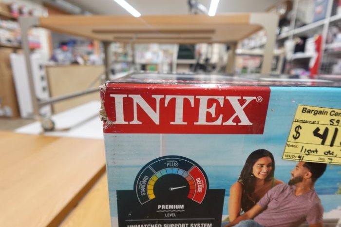 Intex 20" Dura-Beam Deluxe Queen Air Mattress with Built-In Pump - Image 5