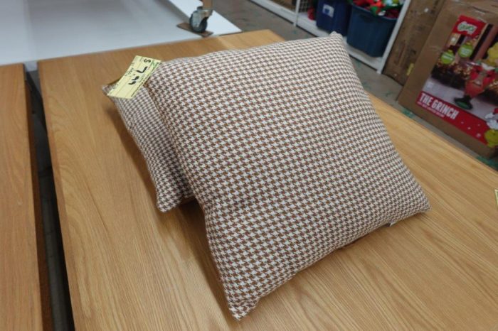 Mainstays Brown Houndstooth Throw Pillow 18 x 18 - Image 2