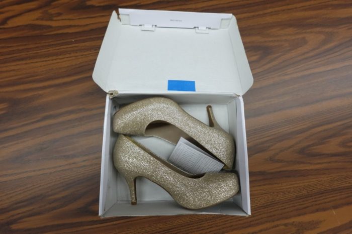 Dream Pairs Women’s Size 8 Luvly Block Heel Sandals - Image 2