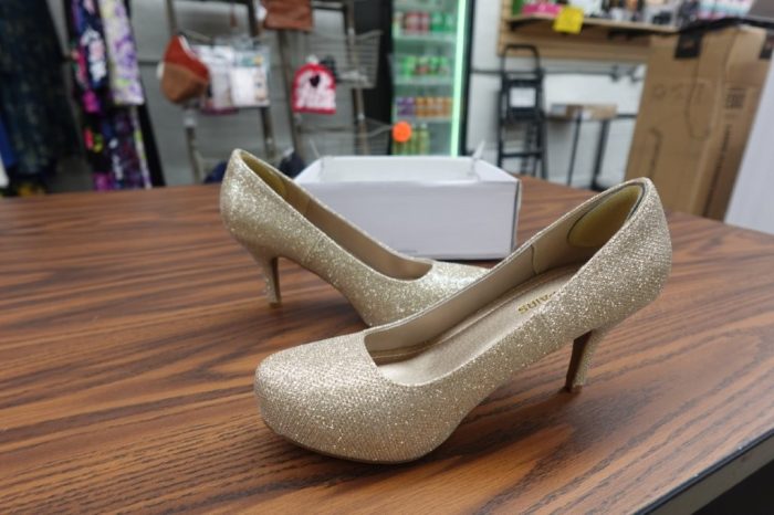 Dream Pairs Women’s Size 8 Luvly Block Heel Sandals - Image 4